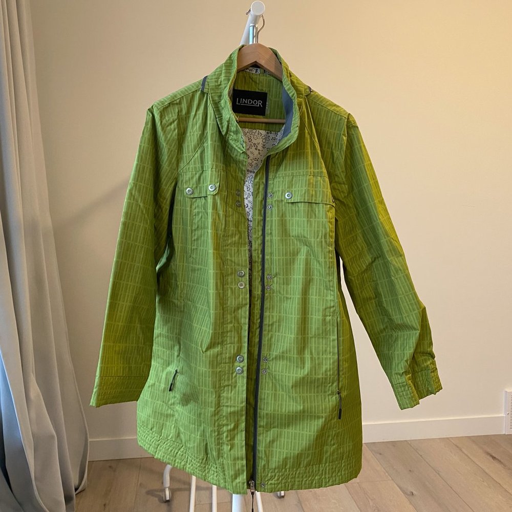 Water Resistant and breathable XL lined jacket